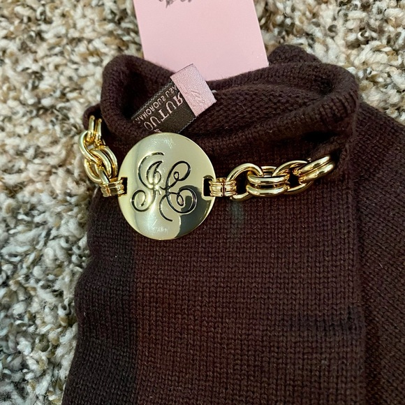NWT Juicy Couture Vintage Brown Knit Gloves w Logo Medal Charm & Chain - Picture 3 of 5